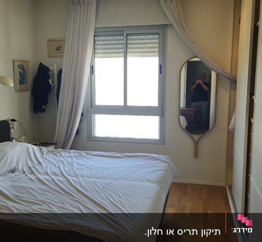חדר שינה עם חלון ותריסים סגורים